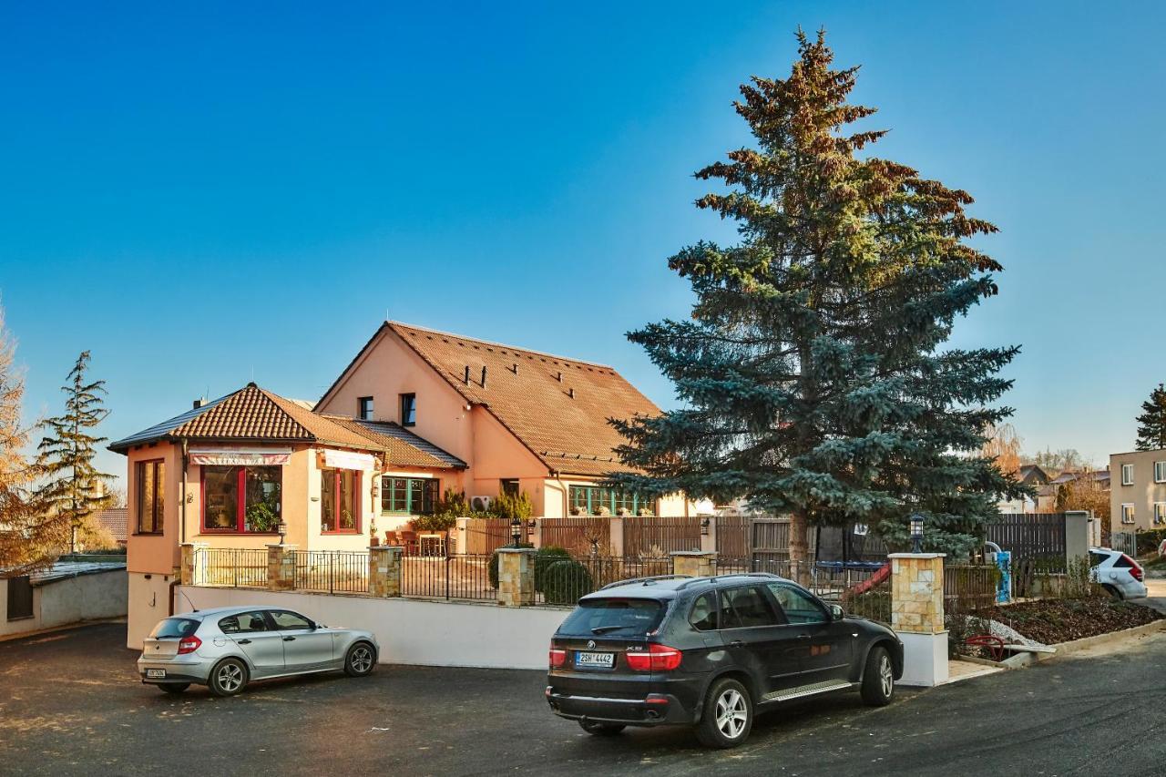 Penzion Al Capone Mníšek Mníšek pod Brdy Exterior foto